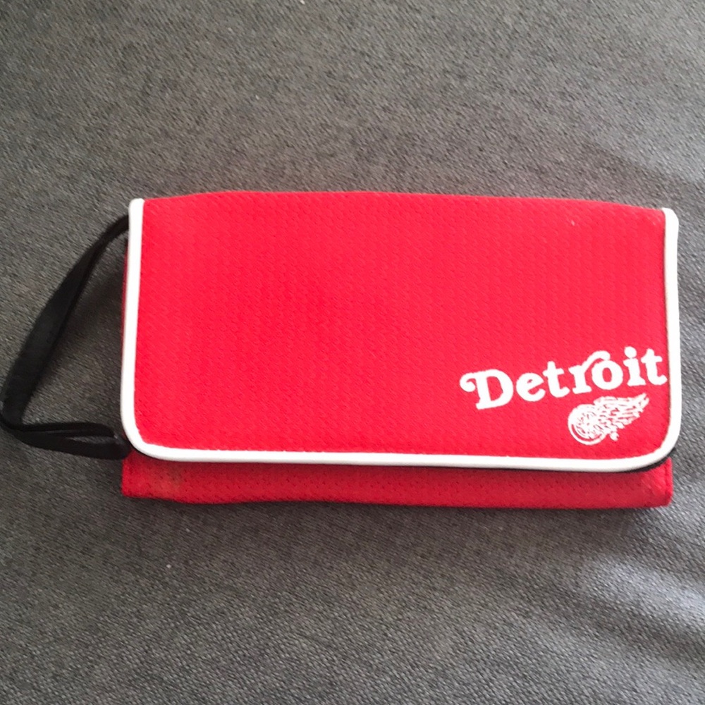 Detroit Red Wings themed clutch